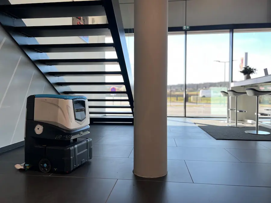 Robot de nettoyage industriel sous escalier